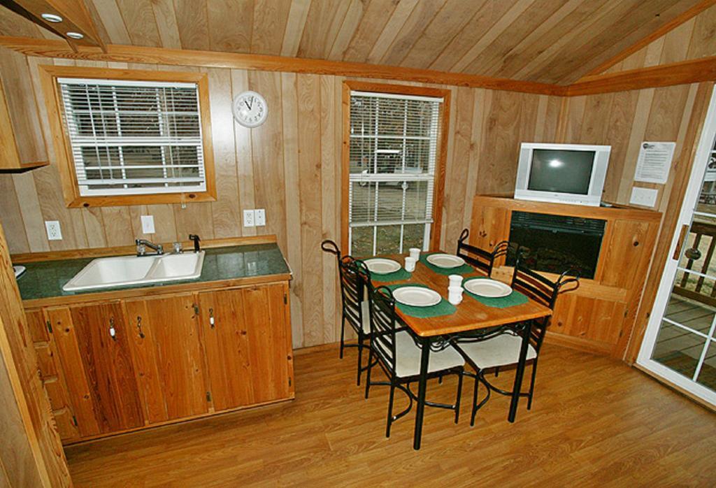 Arrowhead Camping Resort Deluxe Cabin 4 Douglas Center Exterior photo